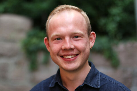 Nyutdannet komponist i London: - Meditasjon gjør det enklere å stole på magefølelsen